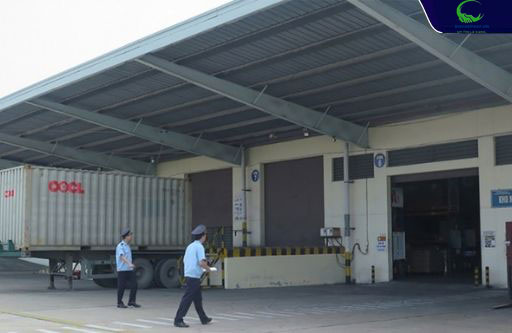 Chi cục trưởng giám sát việc vận hành kho ngoại quan