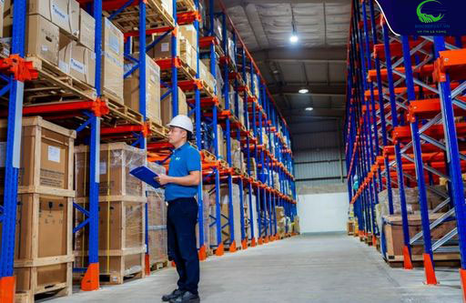 Nhân viên phải tuân thủ các quy định gì trong kho hàng hóa?