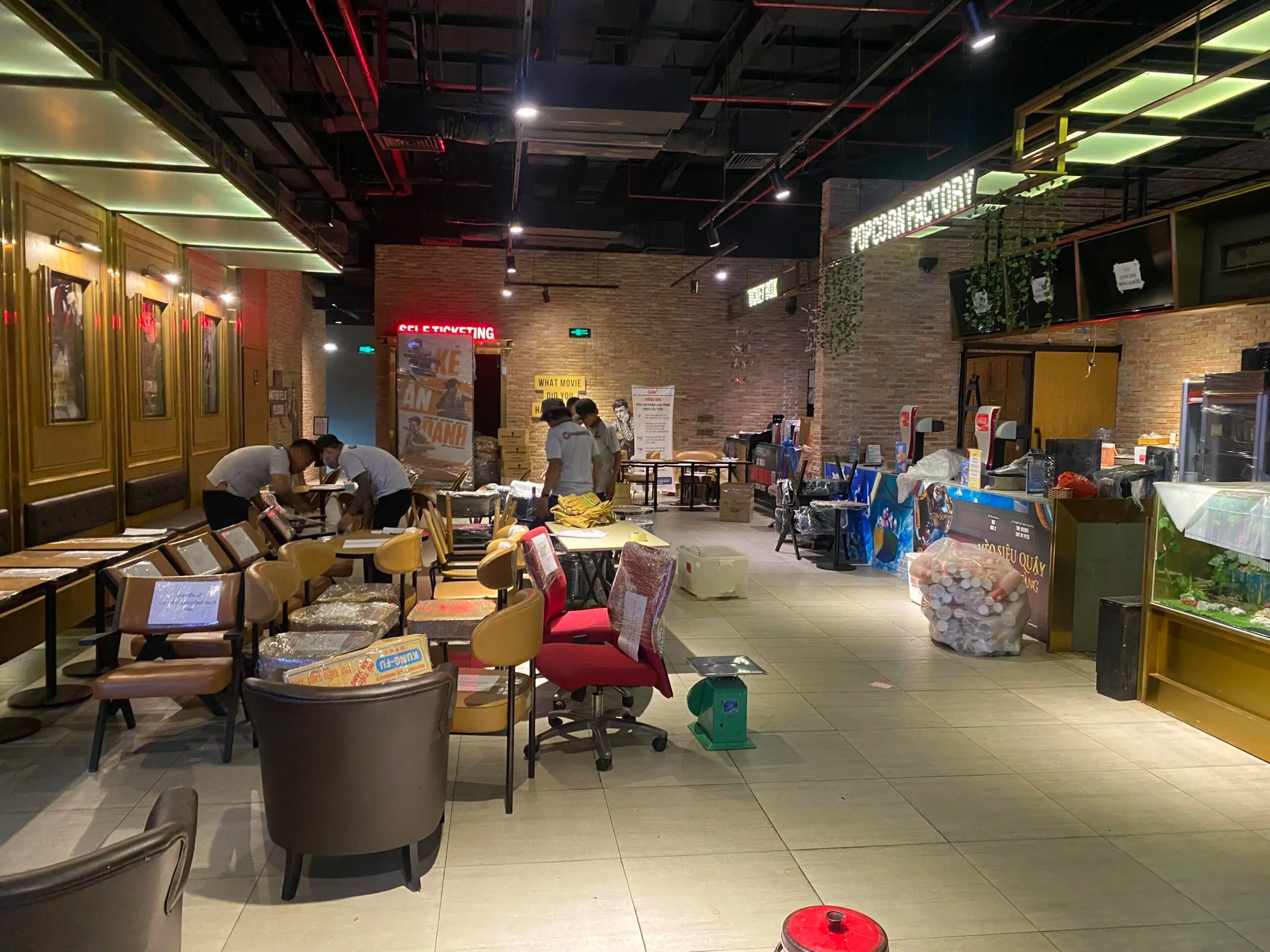 đội ngũ kỹ thuật viên hoàn trả mặt bằng văn phòng