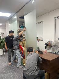 Đội ngũ nhân viên tháo dỡ vách ngăn tại văn phòng