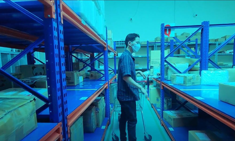 Chuyên viên của Thành Tín 247 thực hiện lấy và đóng gói đơn hàng