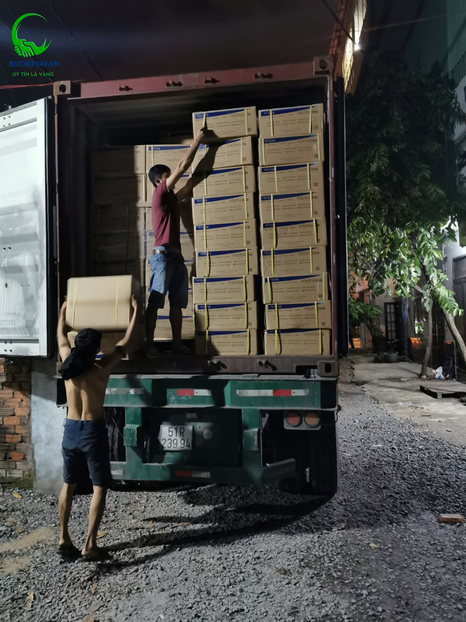 Việc làm bốc xếp ca đêm: Cơ hội, thách thức và những điều bạn cần biết